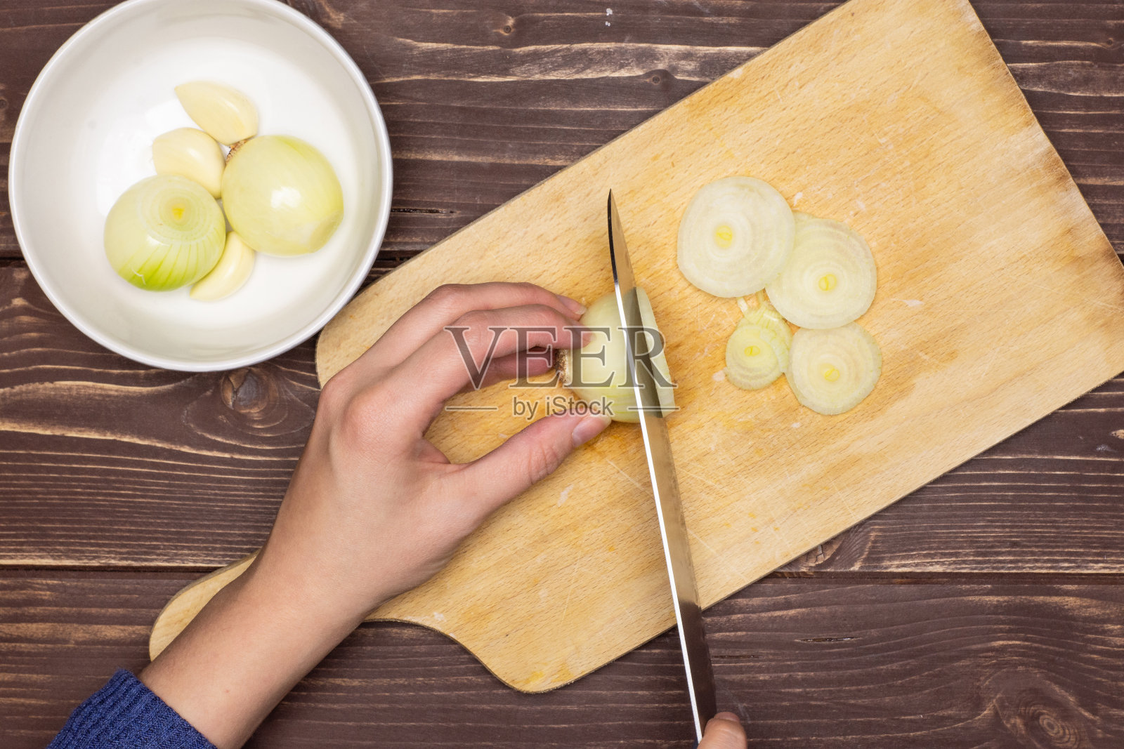一步一步地在棕色的木头上制作洋葱烤土豆照片摄影图片