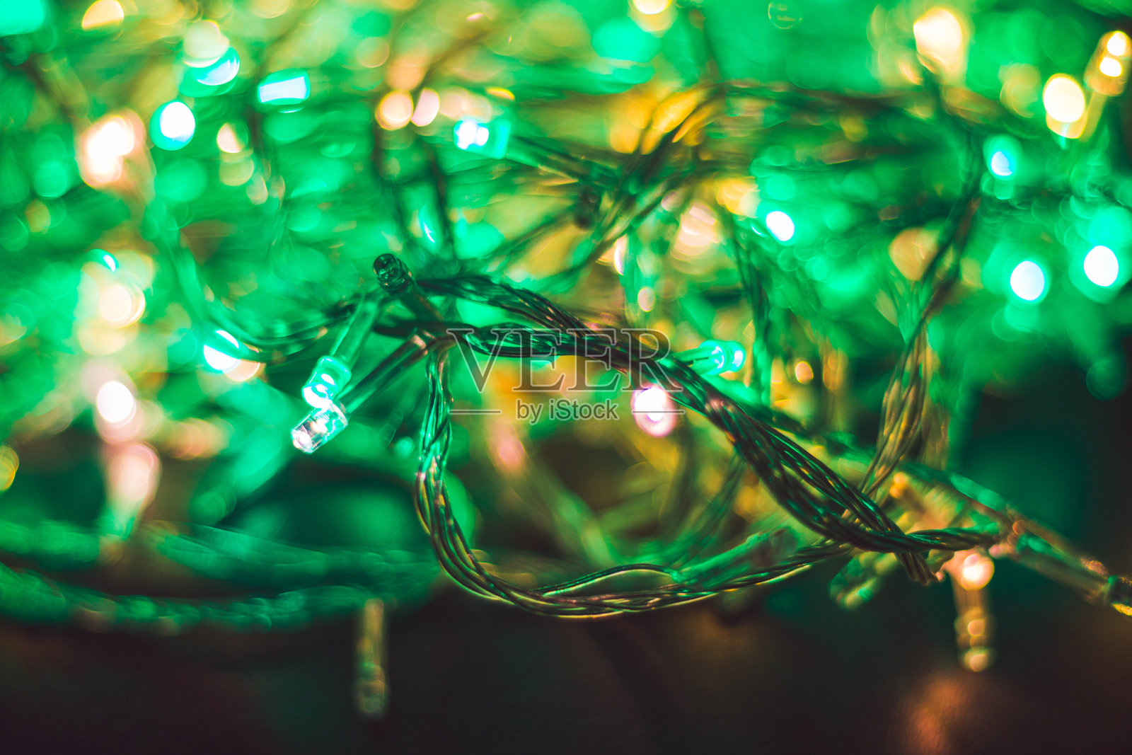 圣诞背景与温暖的灯光和拷贝空间。背景与圣诞灯。圣诞花环。新年。照片摄影图片