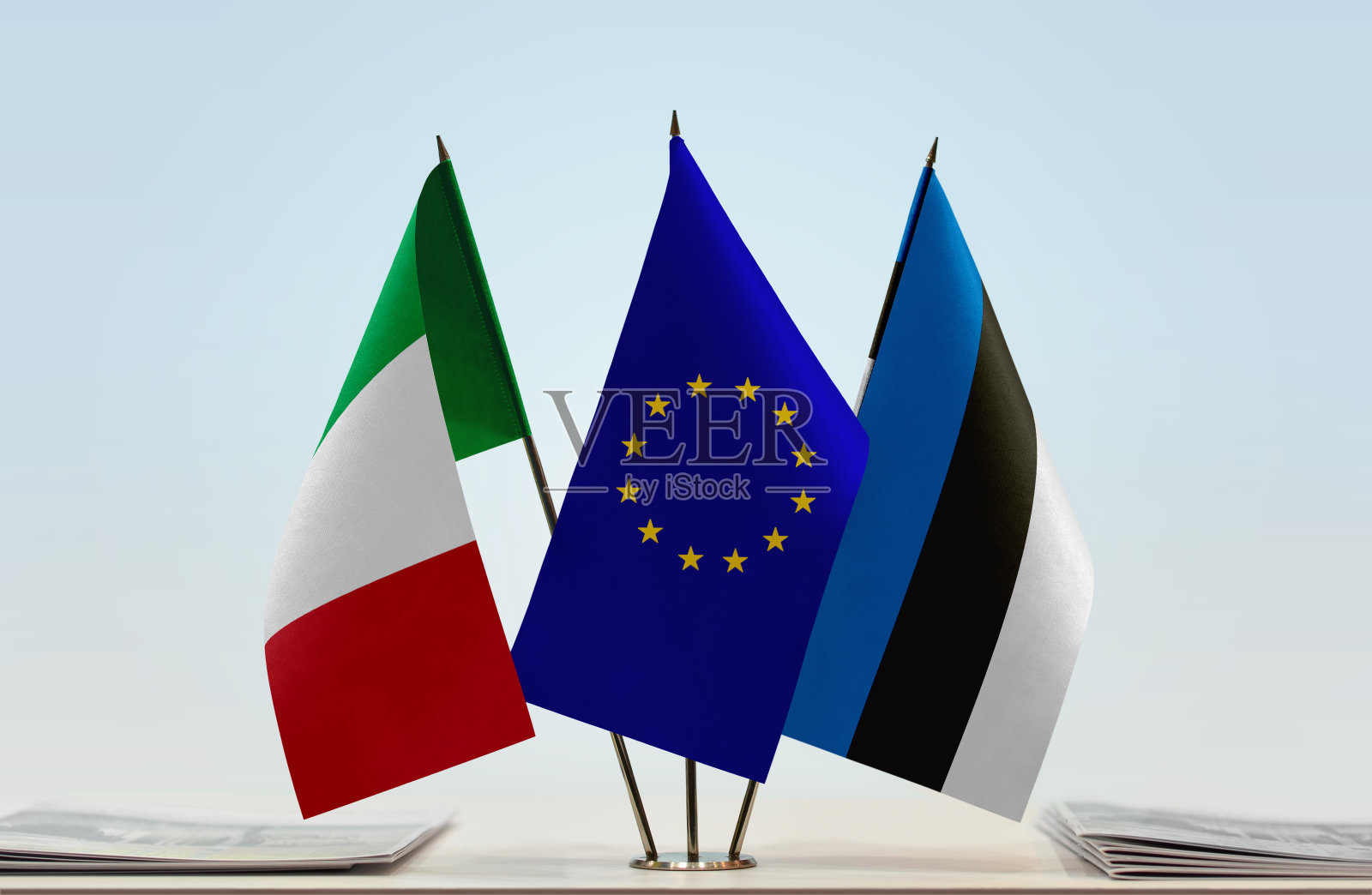 意大利、欧盟和爱沙尼亚的国旗照片摄影图片