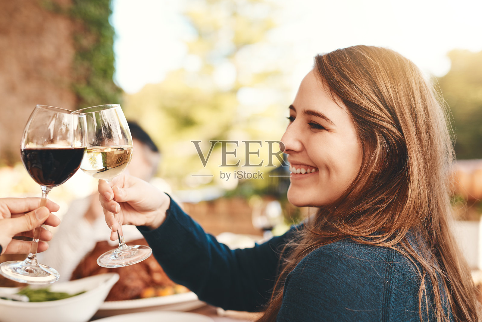 为幸福干杯!照片摄影图片