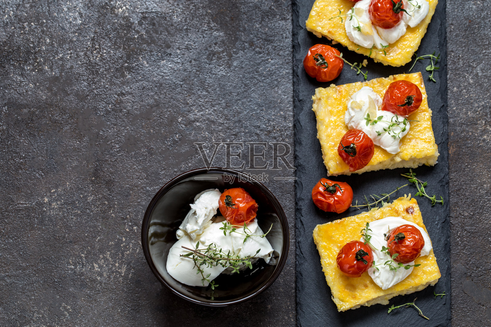 玉米粥配烤番茄和奶油芝士照片摄影图片