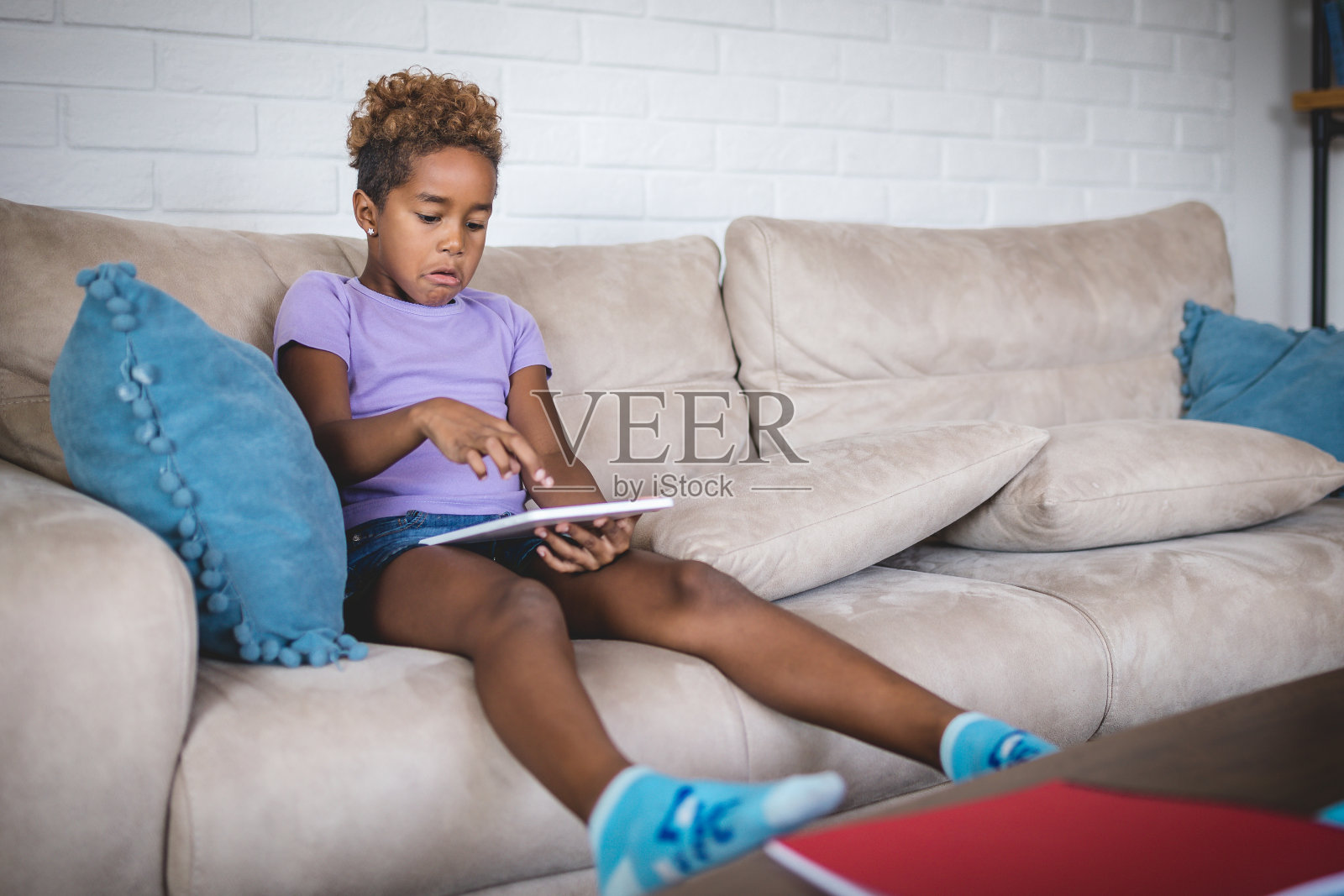 爱玩的孩子在数字平板电脑上玩游戏照片摄影图片