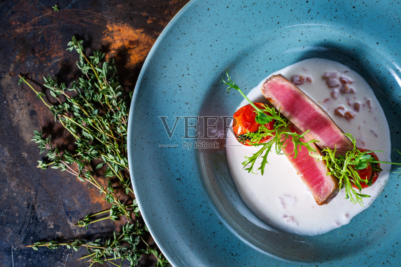 烤金枪鱼和奶油酱照片摄影图片