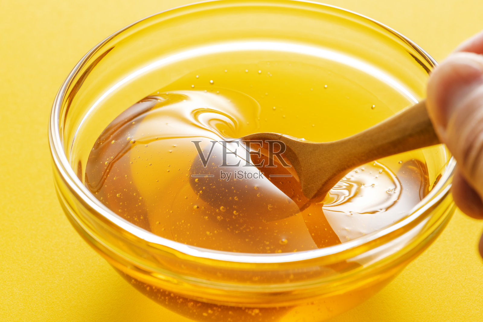 倒入蜂蜜的特写照片摄影图片