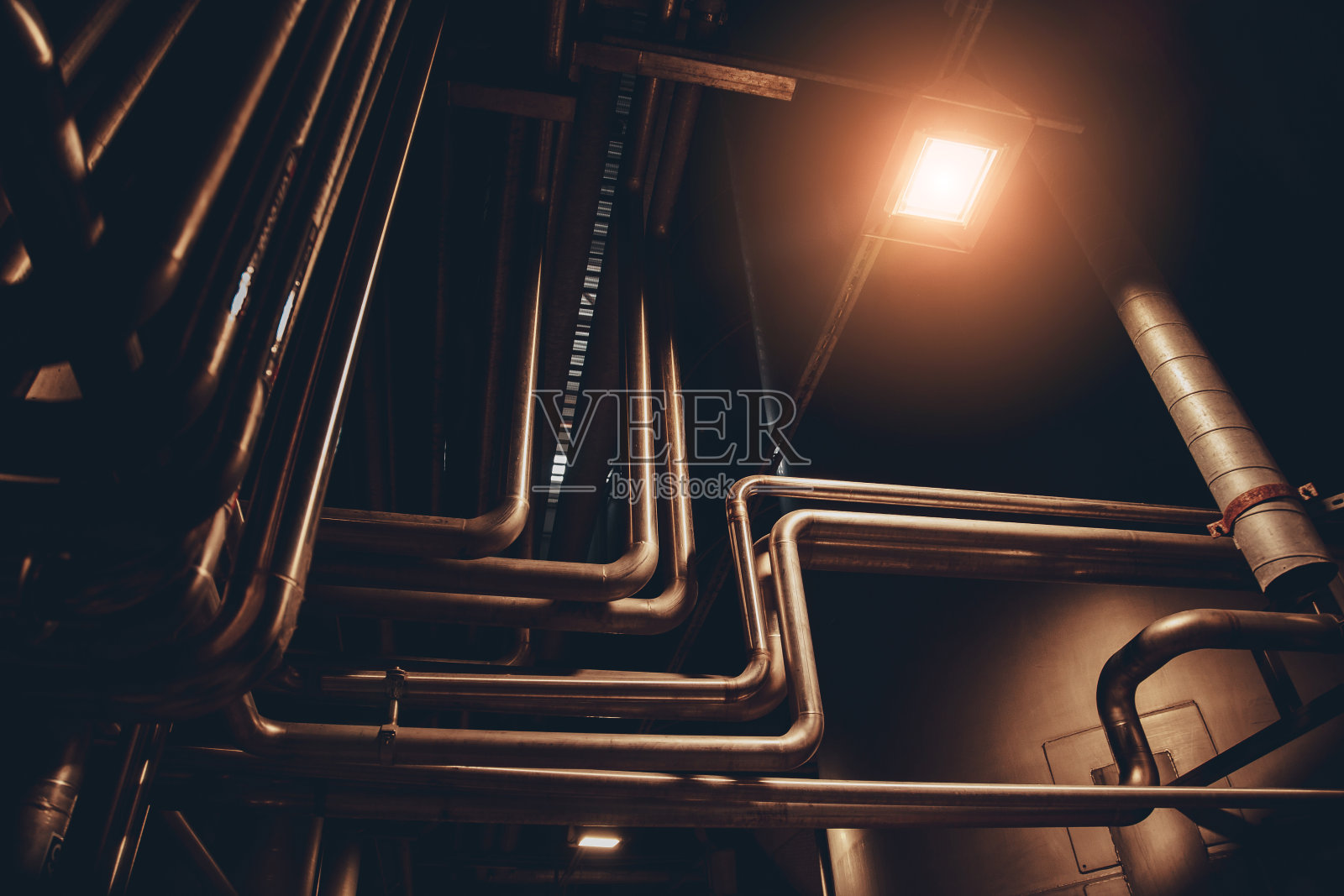 用于食品、饮料或化工厂输送部件的管道系统照片摄影图片