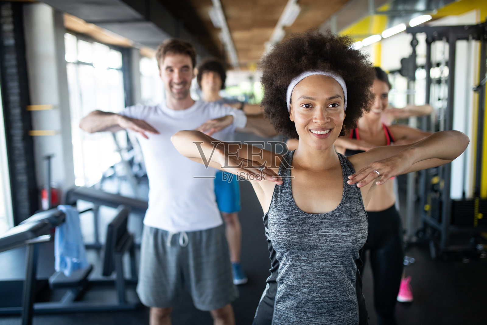 健身房里欢快的健身团队图片照片摄影图片