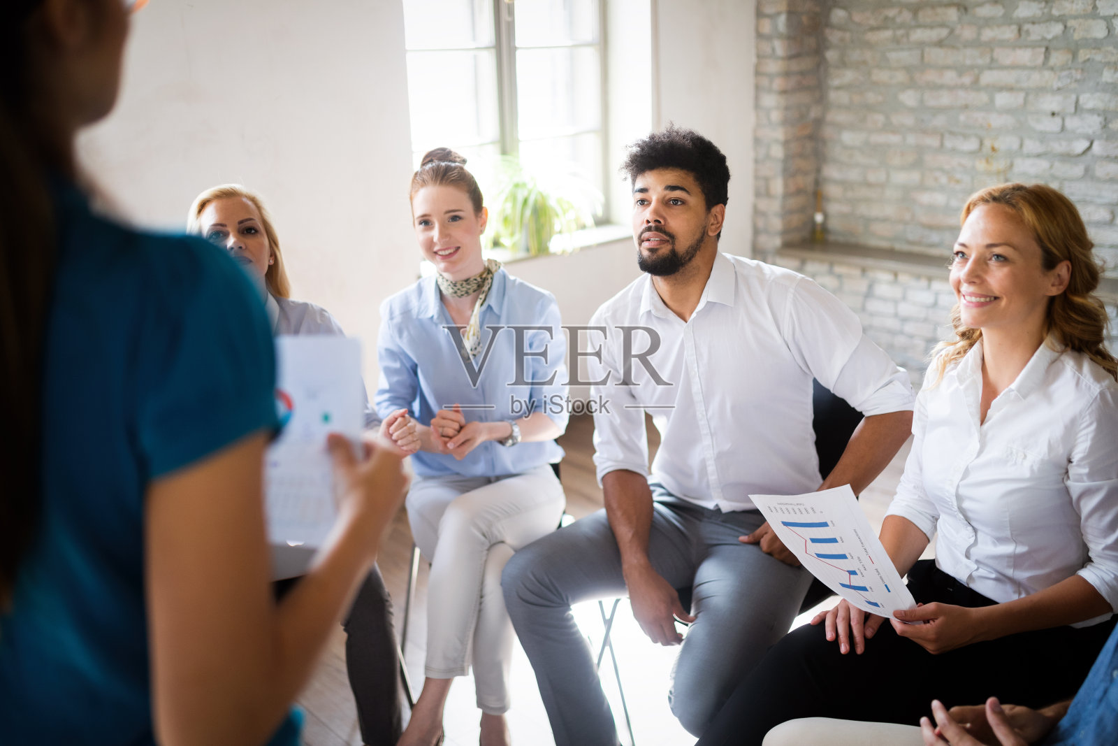 快乐的创意团队在办公室。商业、创业、设计、人与团队的理念照片摄影图片