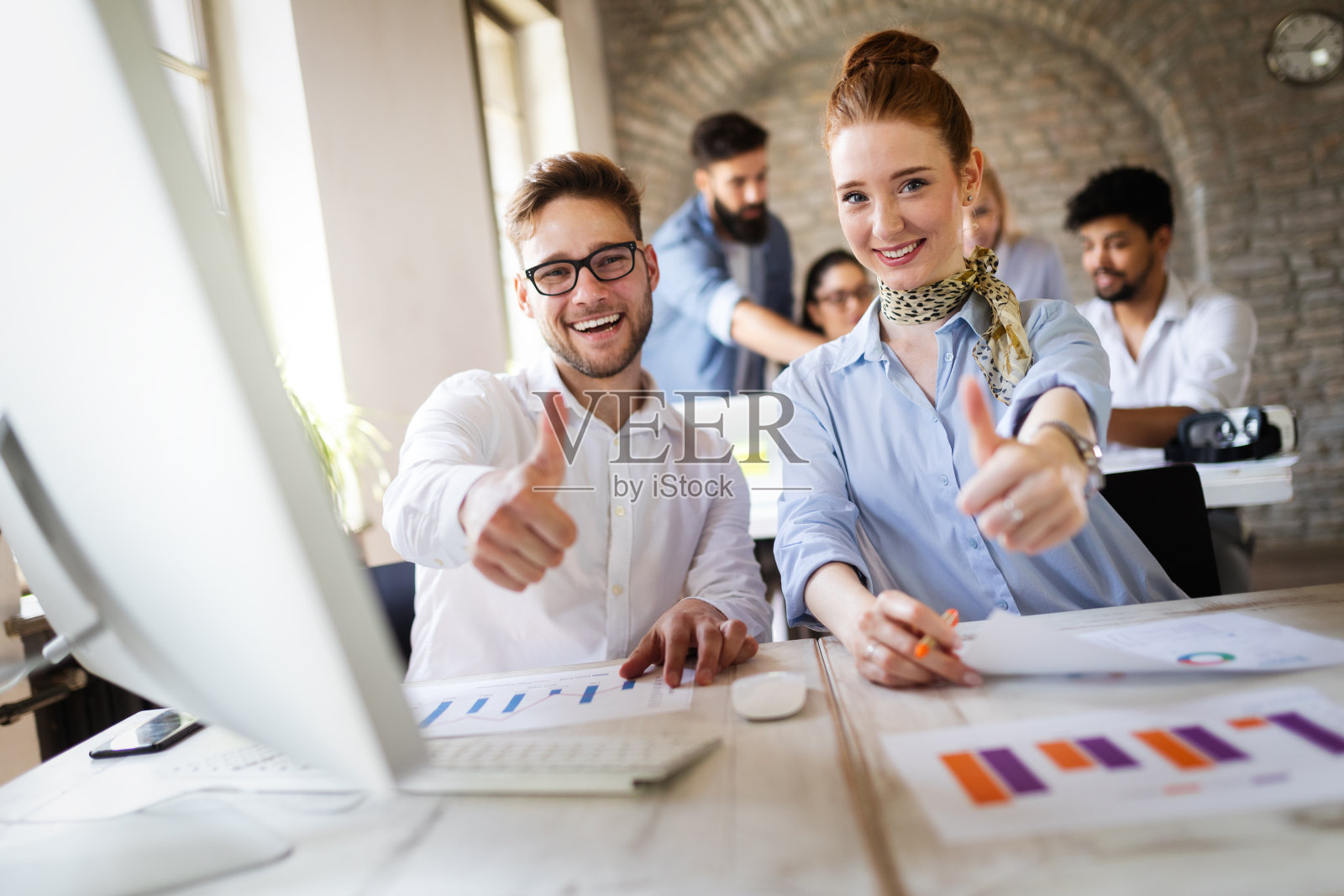 一群成功快乐的人在演讲期间学习软件工程和业务照片摄影图片