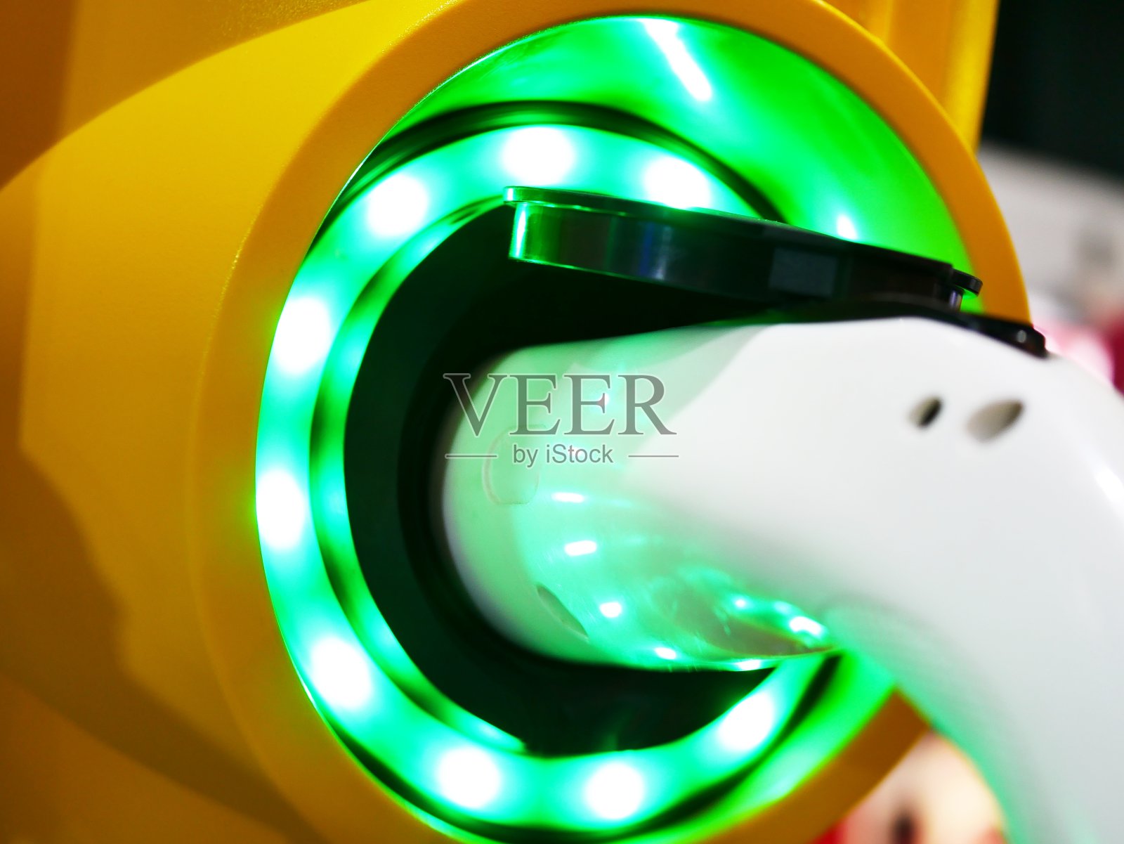 电动汽车充电器照片摄影图片