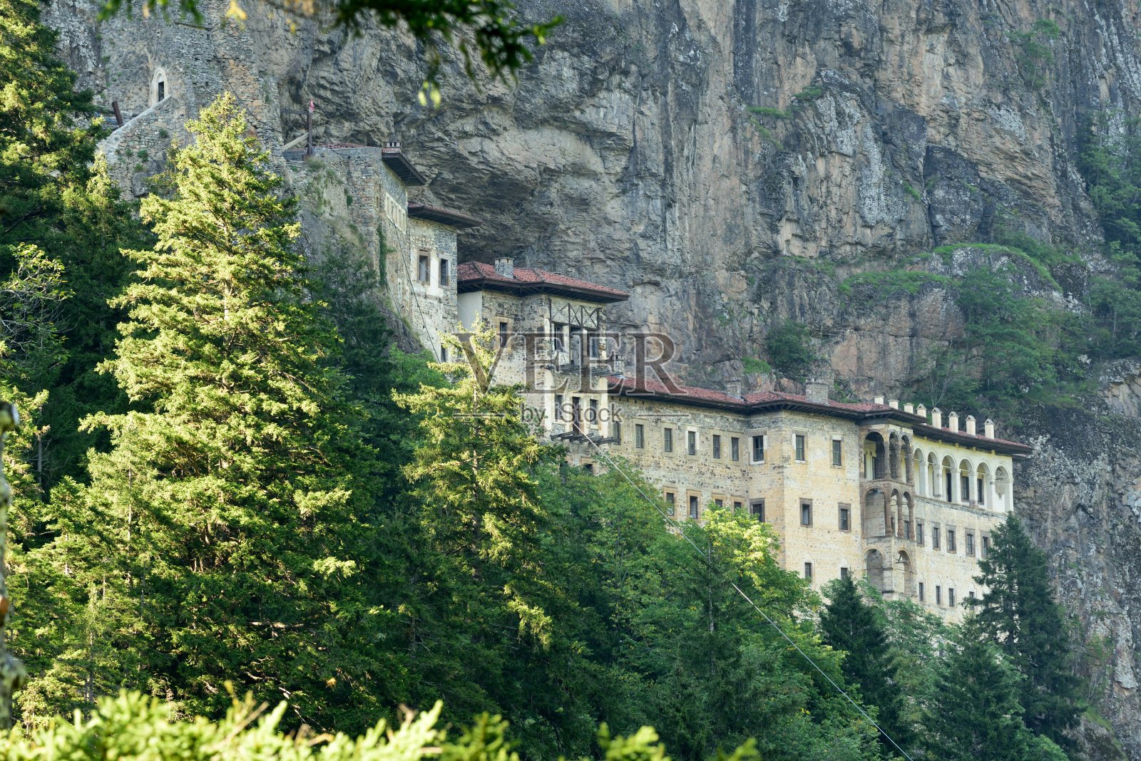 土耳其黑海海岸山上的苏美拉修道院。照片摄影图片
