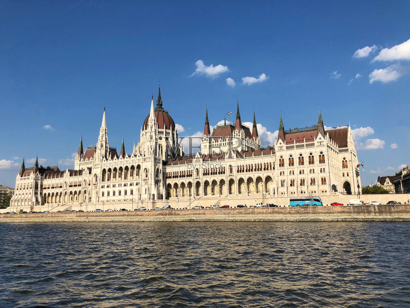 从多瑙河上的游船上看到的议会大楼，布达佩斯，匈牙利。照片摄影图片