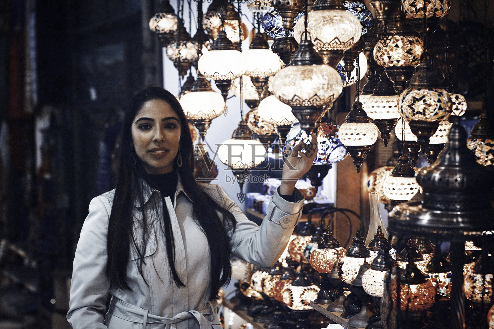 在土耳其伊斯坦布尔大巴扎购物的年轻女子照片摄影图片