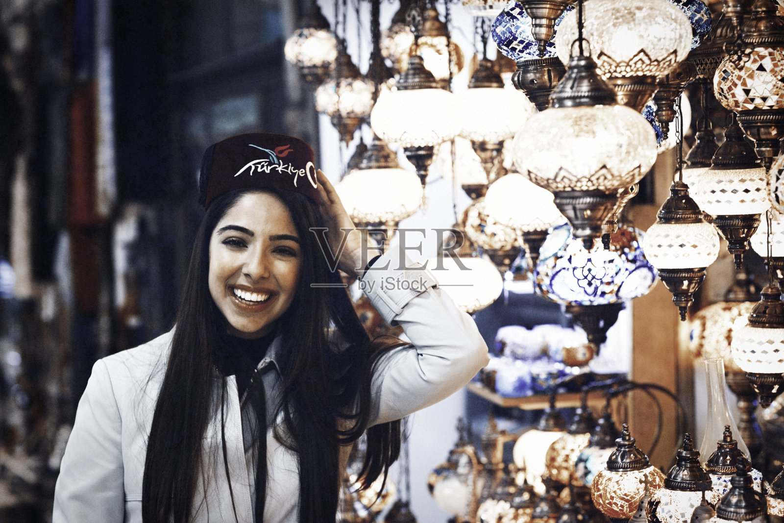 在土耳其伊斯坦布尔大巴扎购物的年轻女子照片摄影图片