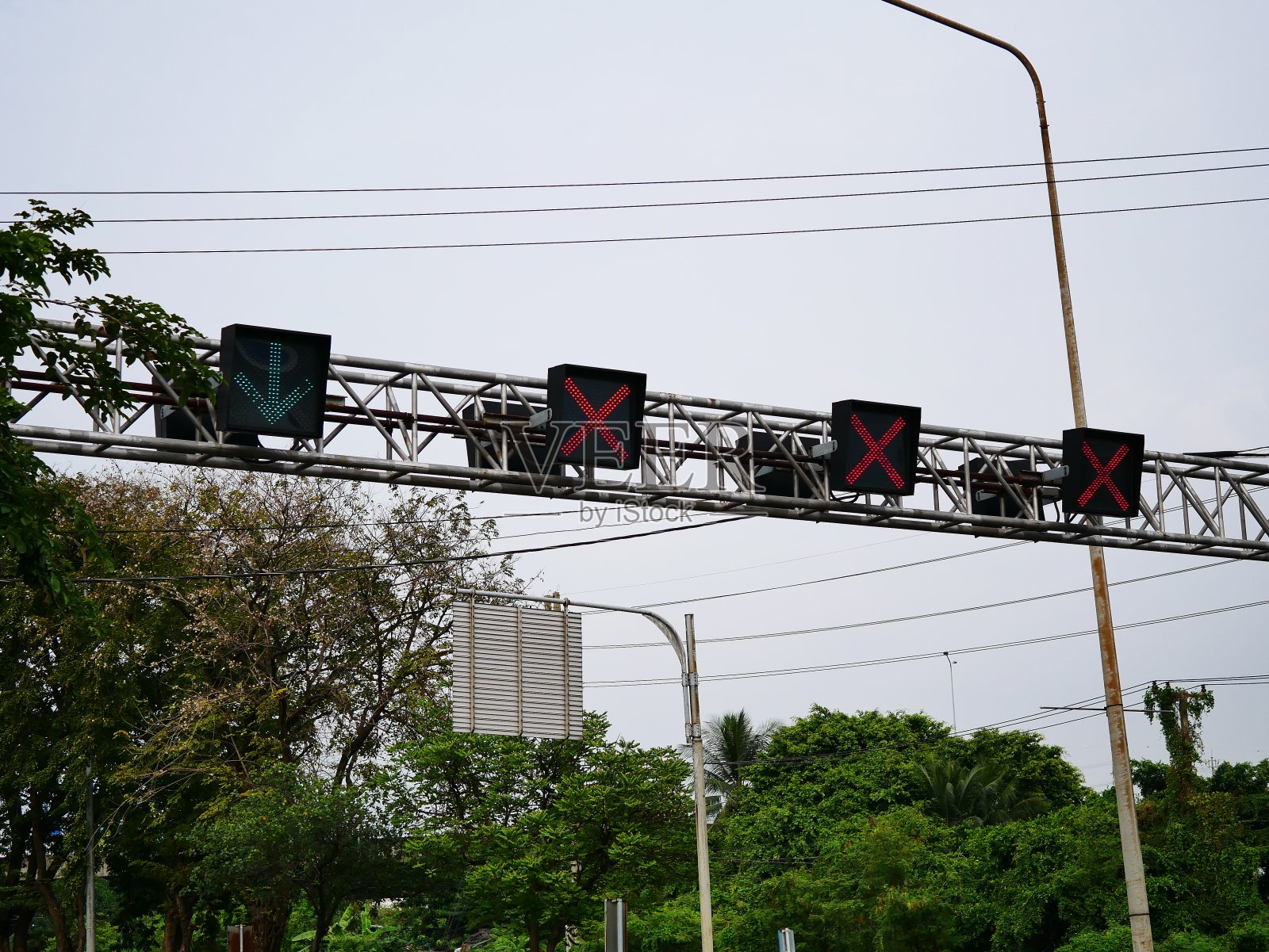 灯光悬挂在城市的一条铺好的街道上照片摄影图片