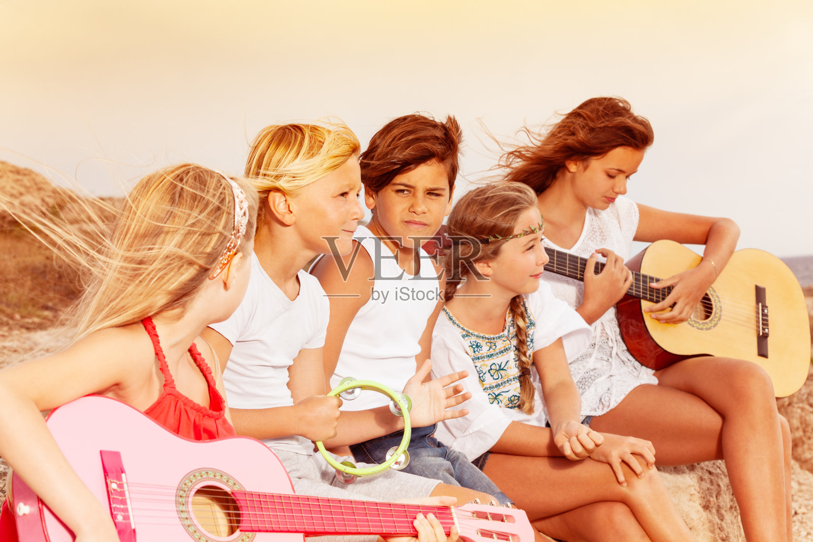 一群朋友在户外玩吉他照片摄影图片