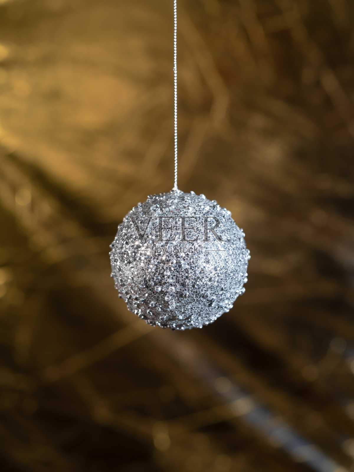 圣诞装饰品挂与复制空间。照片摄影图片