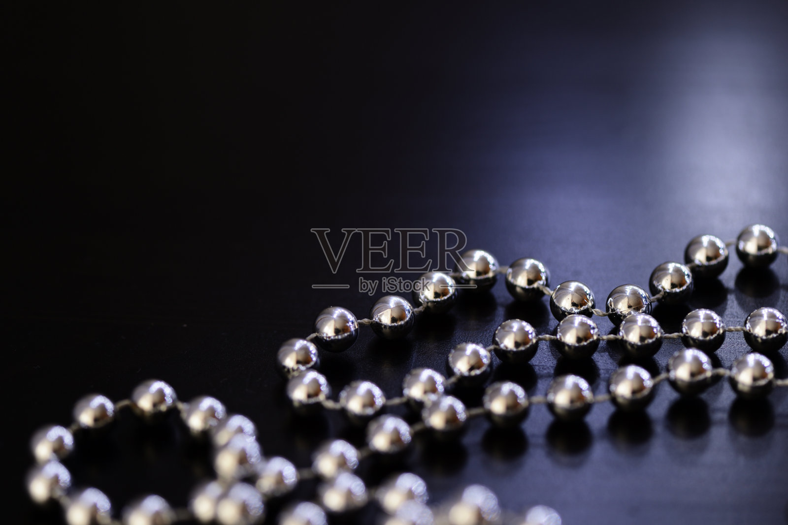 银色圣诞装饰在一个黑暗的背景近景照片摄影图片