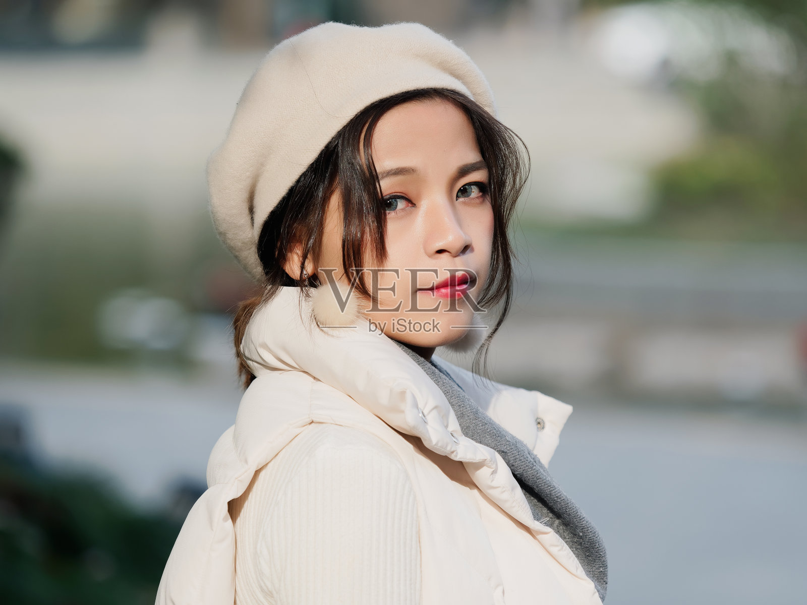 美丽年轻的黑发女人看着和微笑在阳光明媚的秋天的一天。户外时尚写真魅力年轻的中国商务时尚淑女。情感、人、美、生活理念。照片摄影图片