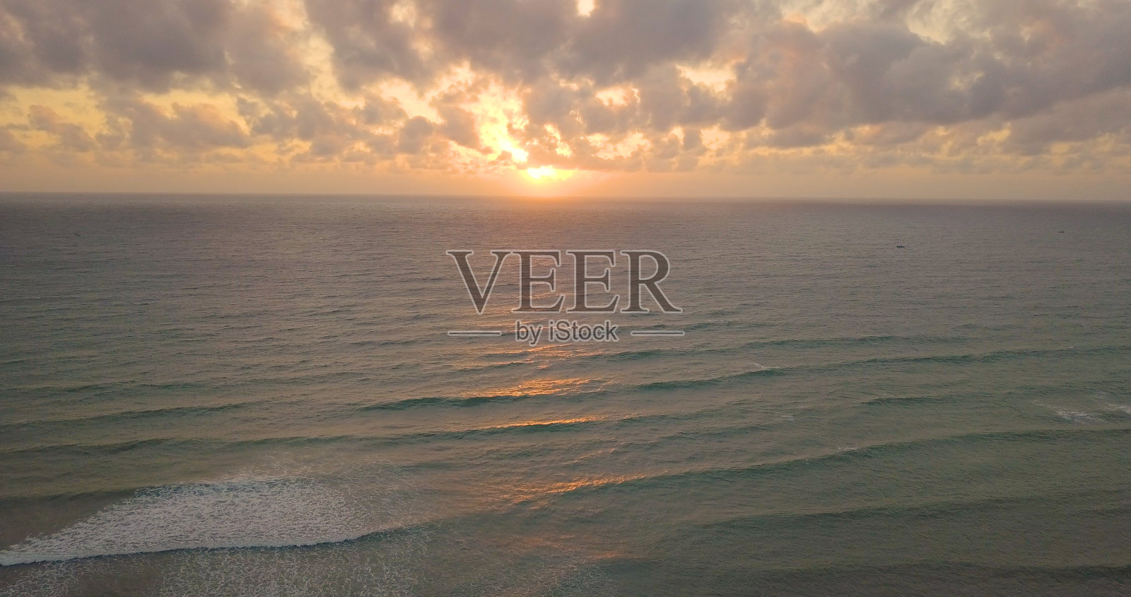 鸟瞰图美丽的热带岛屿海滩日出，日落从无人机照片摄影图片