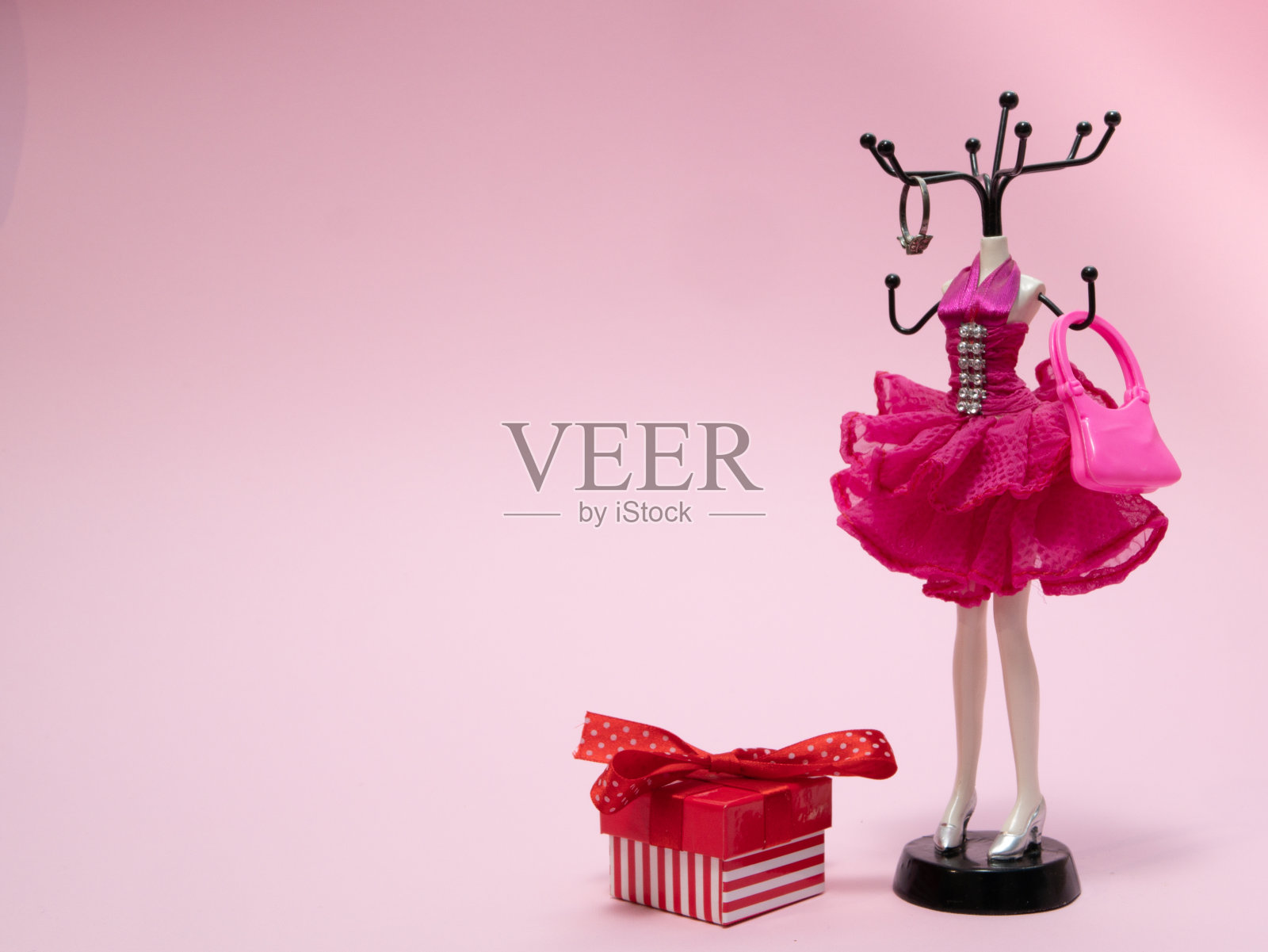 代表女性身材上的珠宝和首饰照片摄影图片