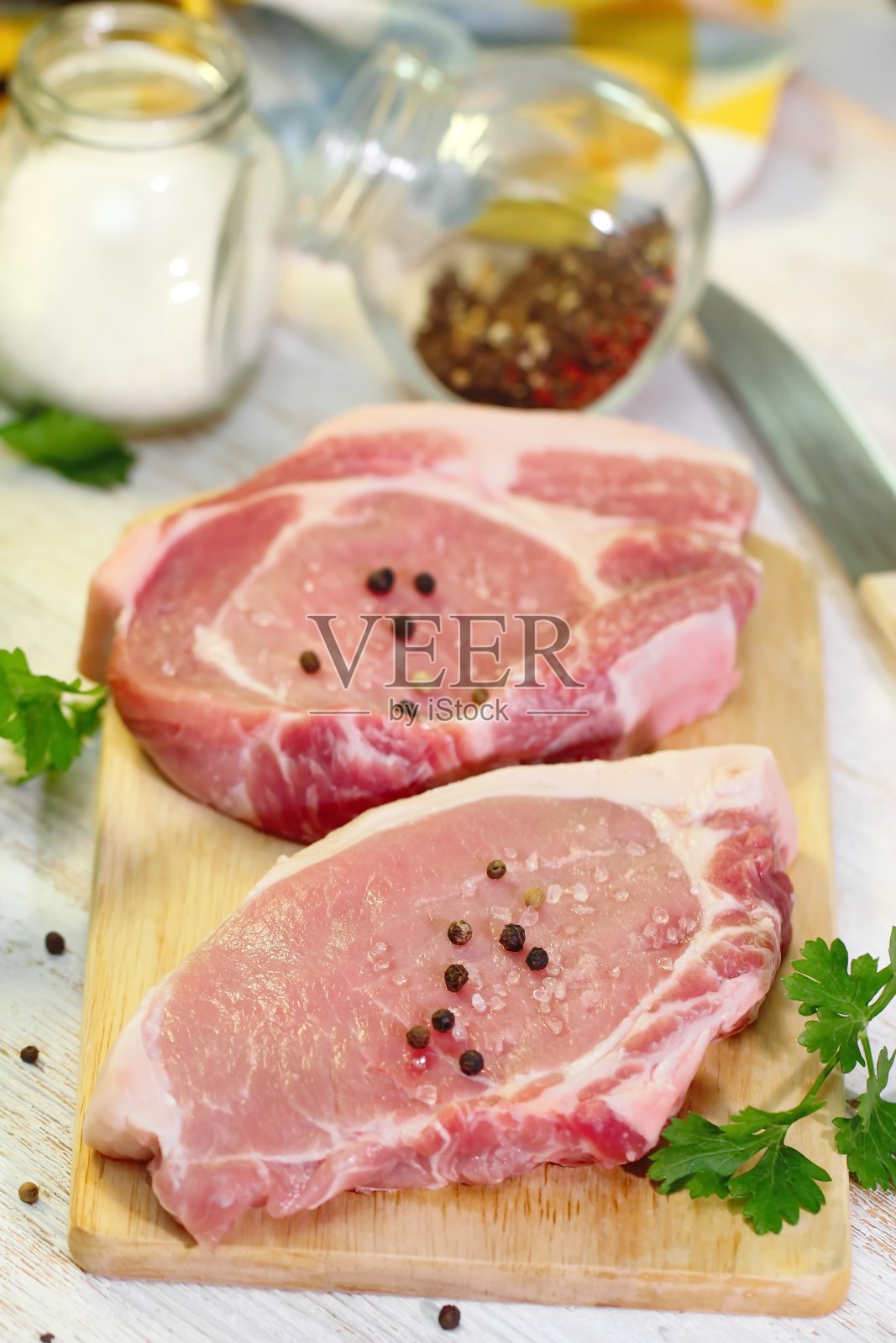 生肉加蔬菜和香料照片摄影图片