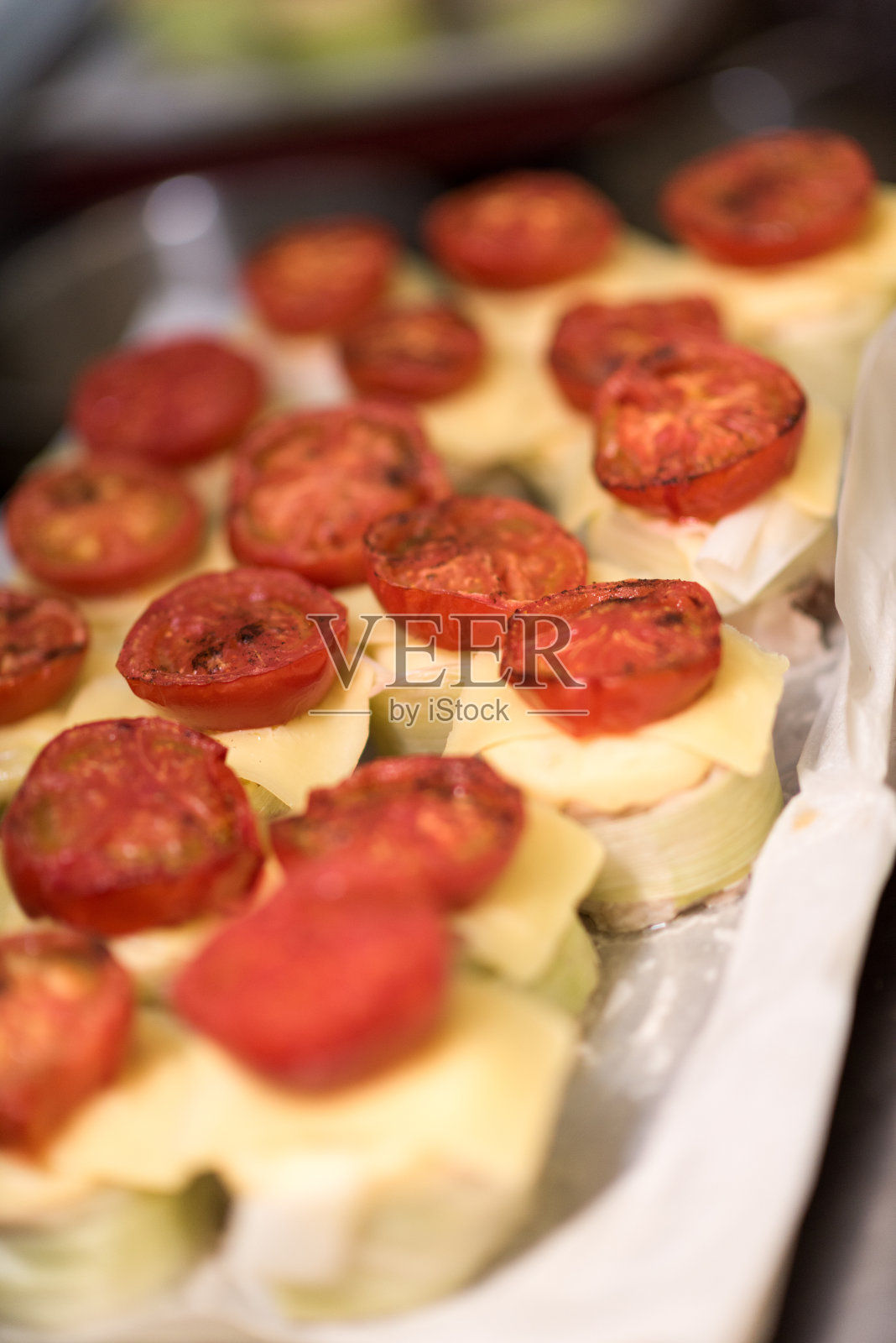 许多盘的开胃菜准备在商业厨房，为一个事件，选择性的焦点照片摄影图片