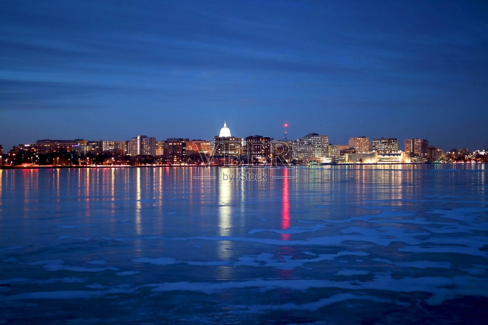 麦迪逊的天际线在冬夜被照亮。照片摄影图片