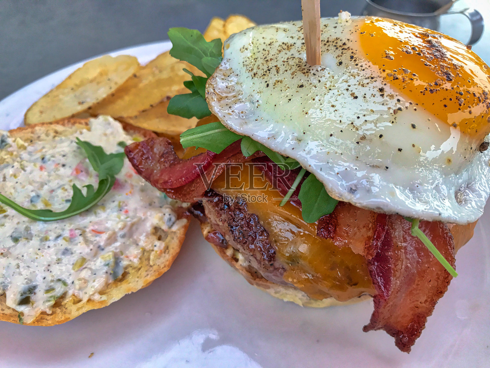 盘子里有汉堡和炸薯条照片摄影图片