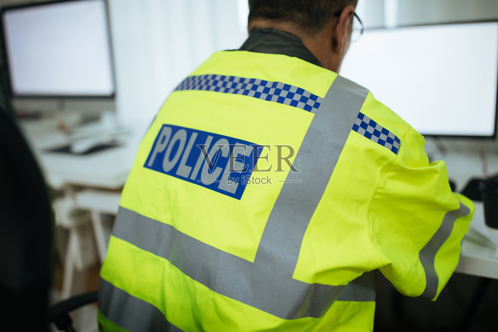 交通管理员在电脑上工作照片摄影图片