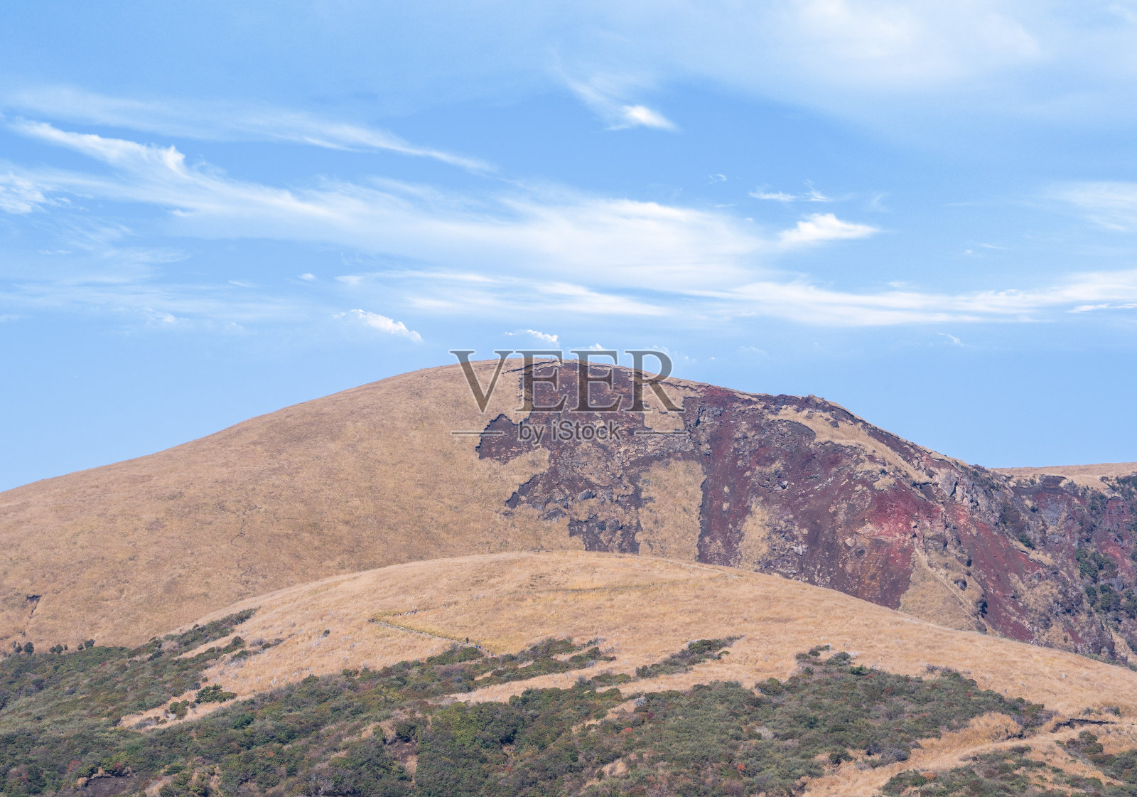 Aso山和干燥的褐色草原与芒草秋天，蓝天。照片摄影图片