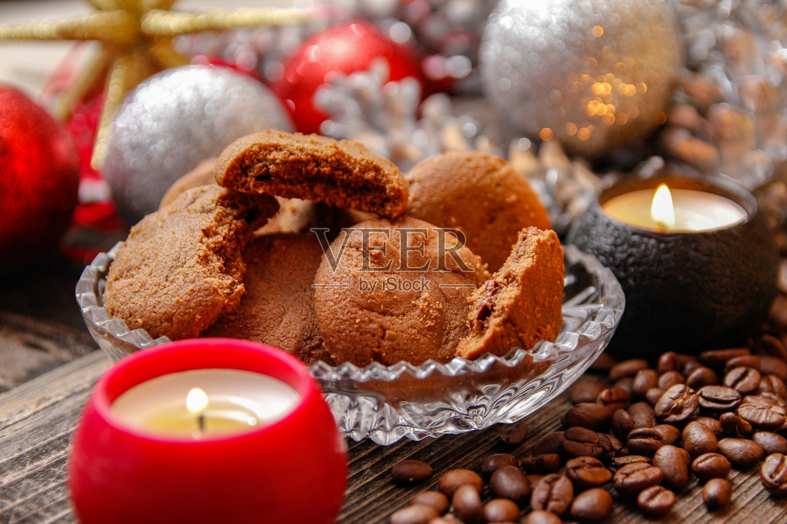 巧克力饼干，圣诞球，蜡烛和咖啡豆照片摄影图片