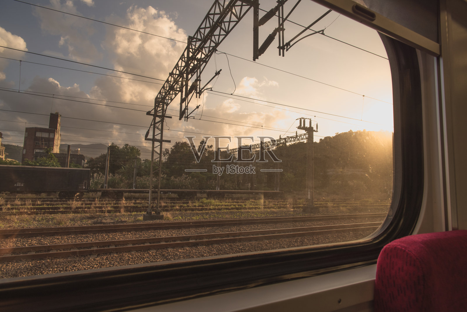 夕阳西下，从火车的内部窗口可以看到黄金时间的火车轨道和铁路。照片摄影图片