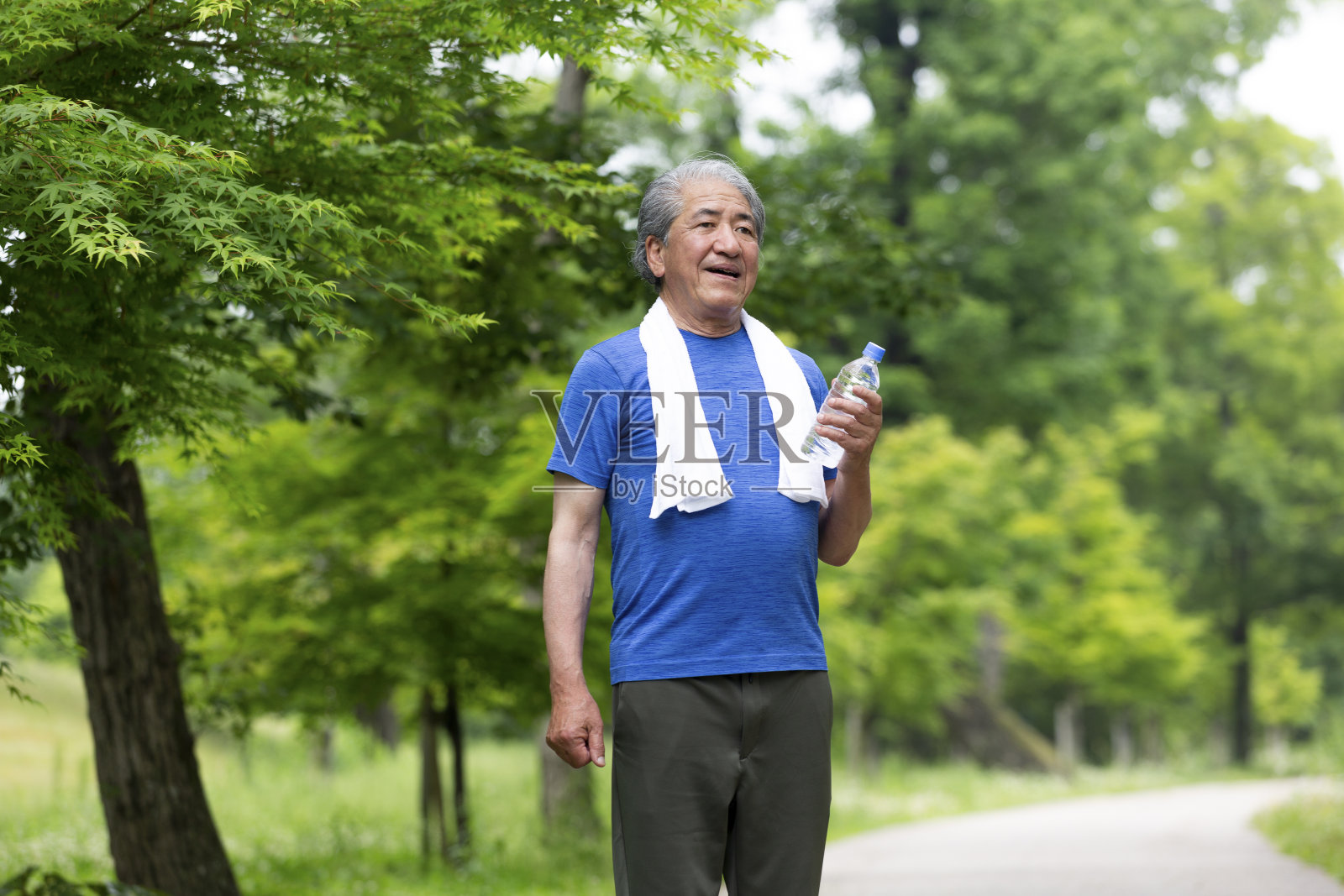 男人抬头照片摄影图片