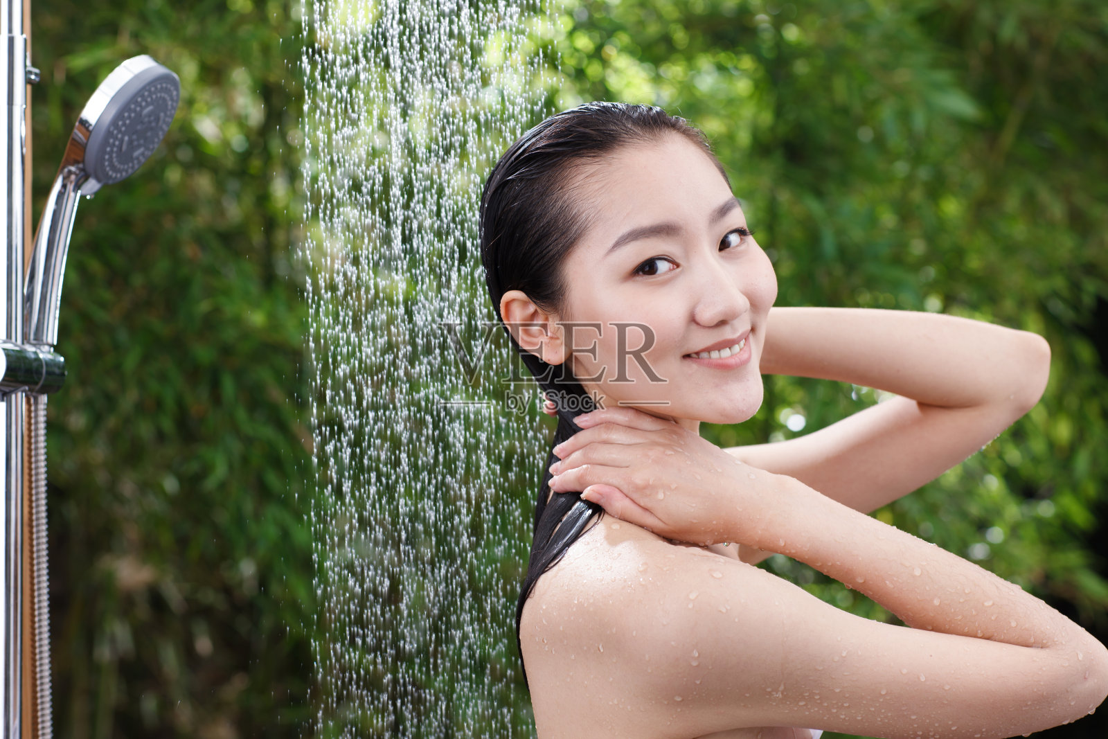 年轻女人在户外洗浴照片摄影图片