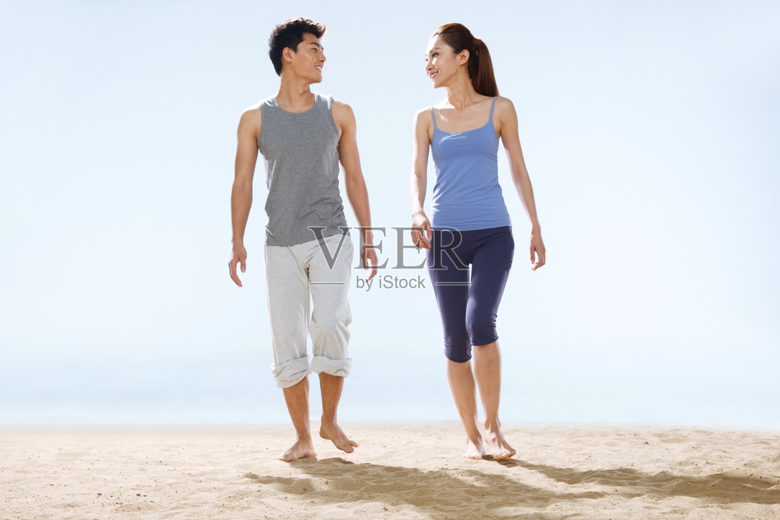 海边散步的浪漫情侣照片摄影图片