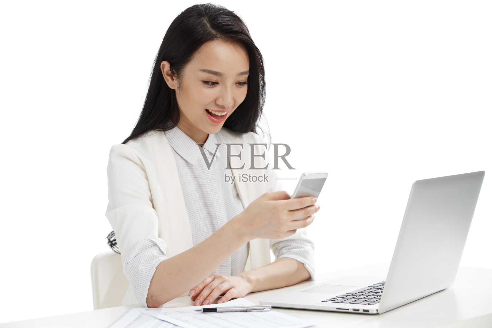 年轻商务女性看手机照片摄影图片