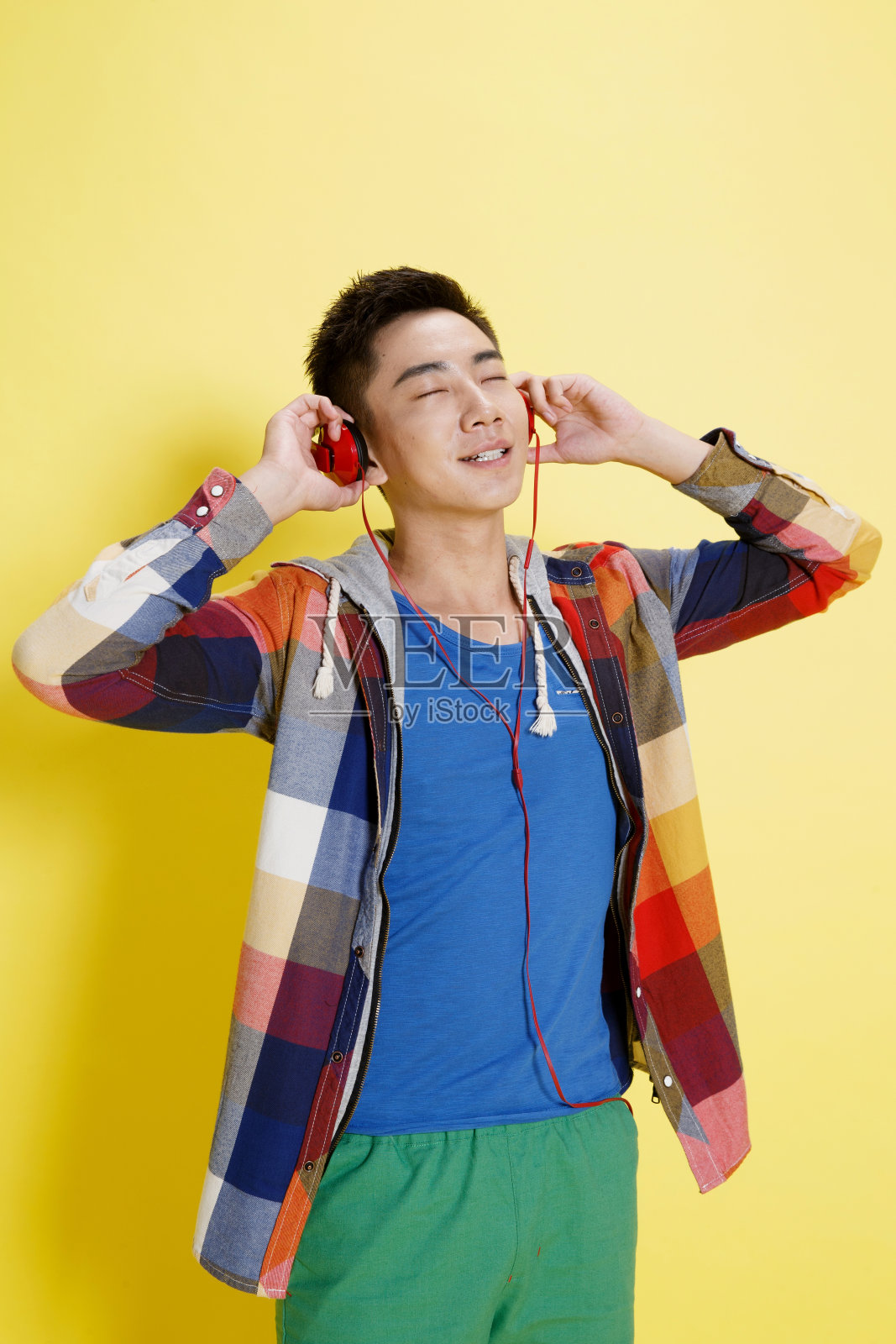 休闲的青年男人听音乐照片摄影图片