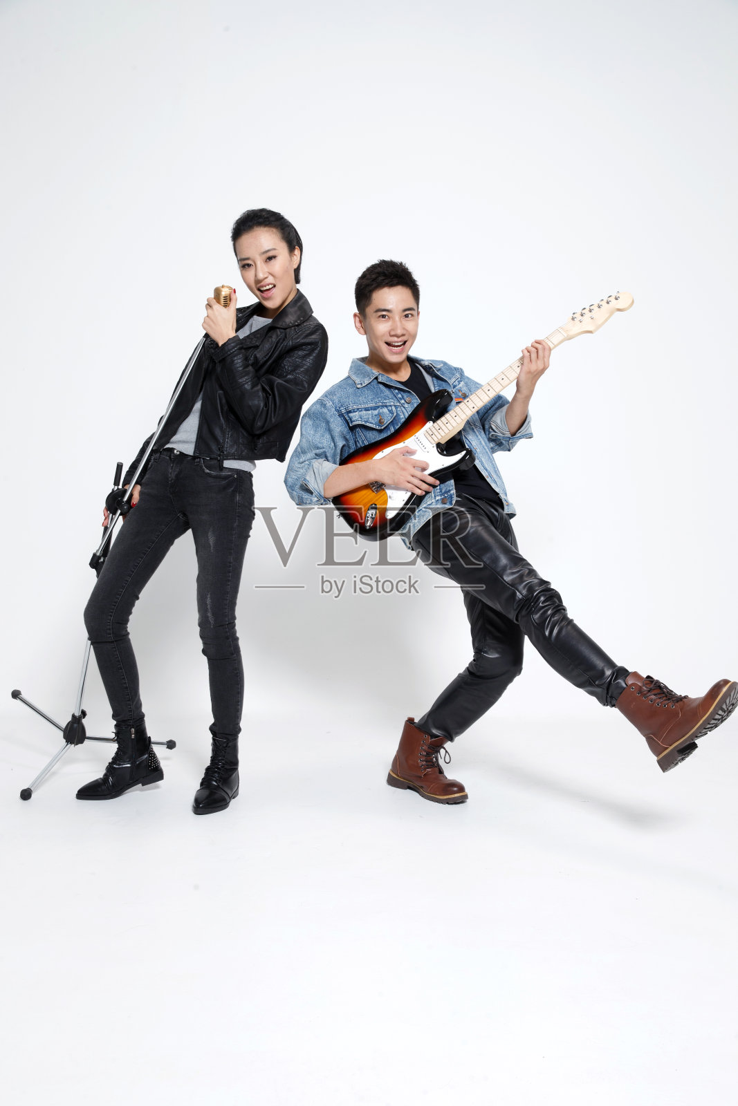 时尚的青年男女唱歌照片摄影图片