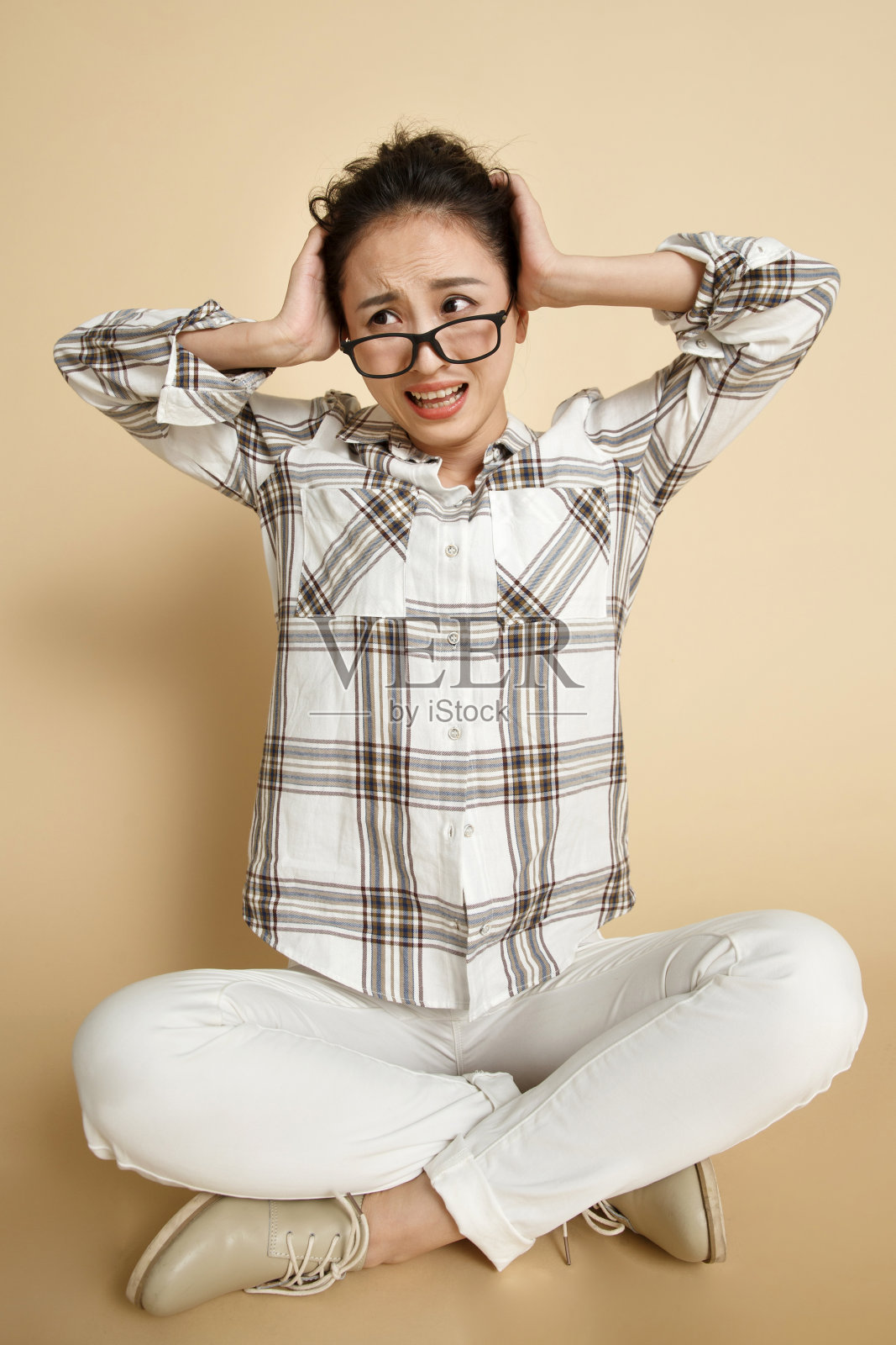 发狂的年轻女人照片摄影图片