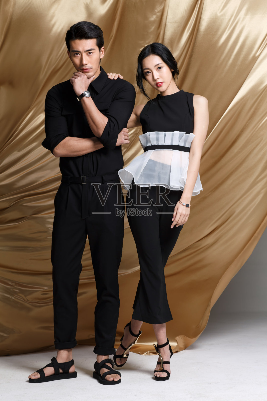 时尚青年情侣照片摄影图片