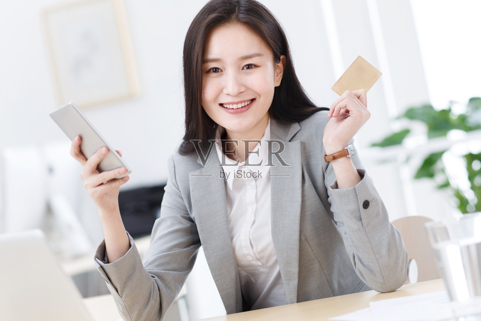 商务女人在办公室照片摄影图片