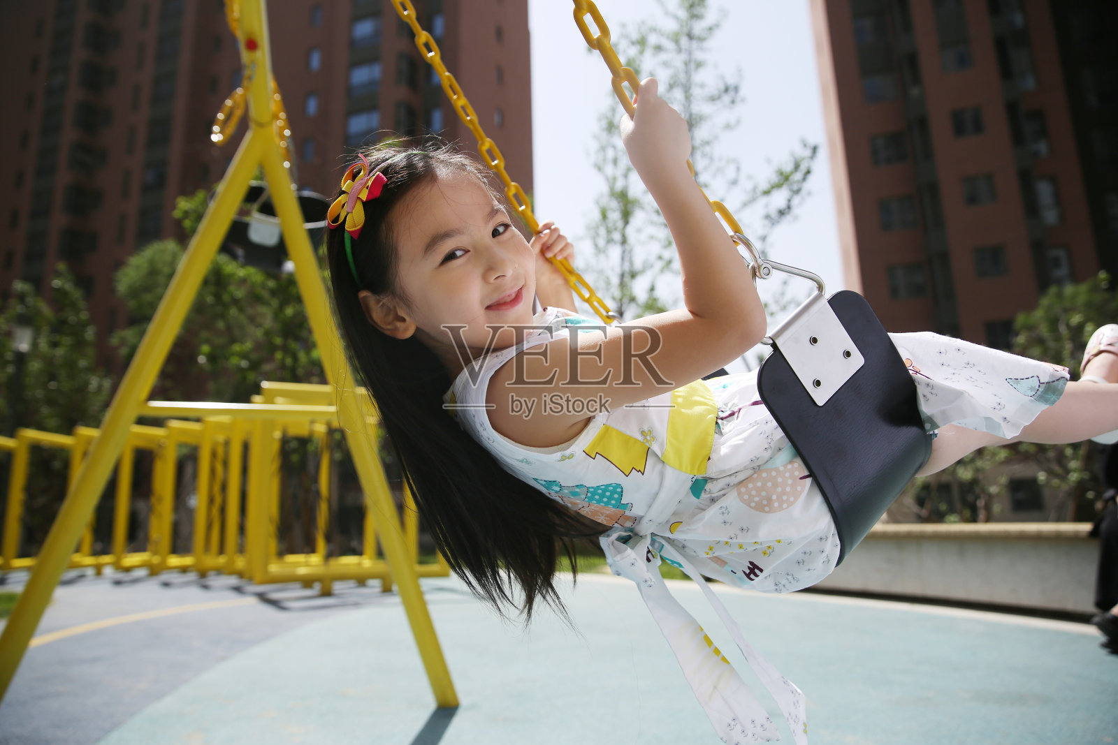 小女孩荡秋千照片摄影图片