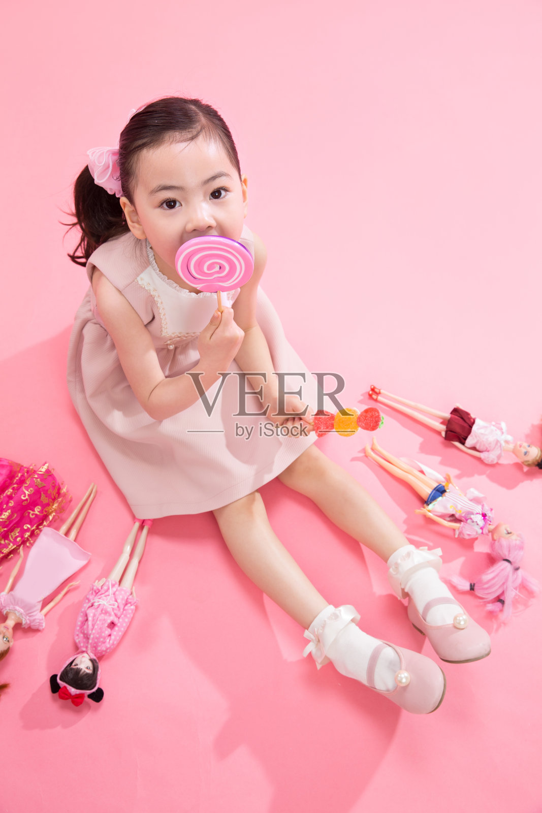 可爱的小女孩照片摄影图片