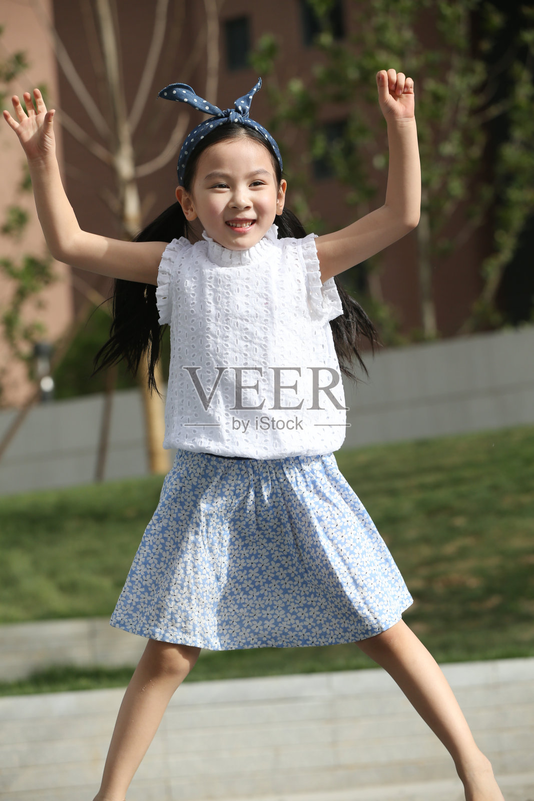 小女孩在户外玩耍照片摄影图片