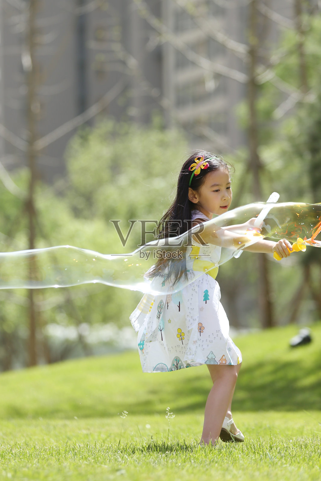 小女孩在户外玩耍照片摄影图片