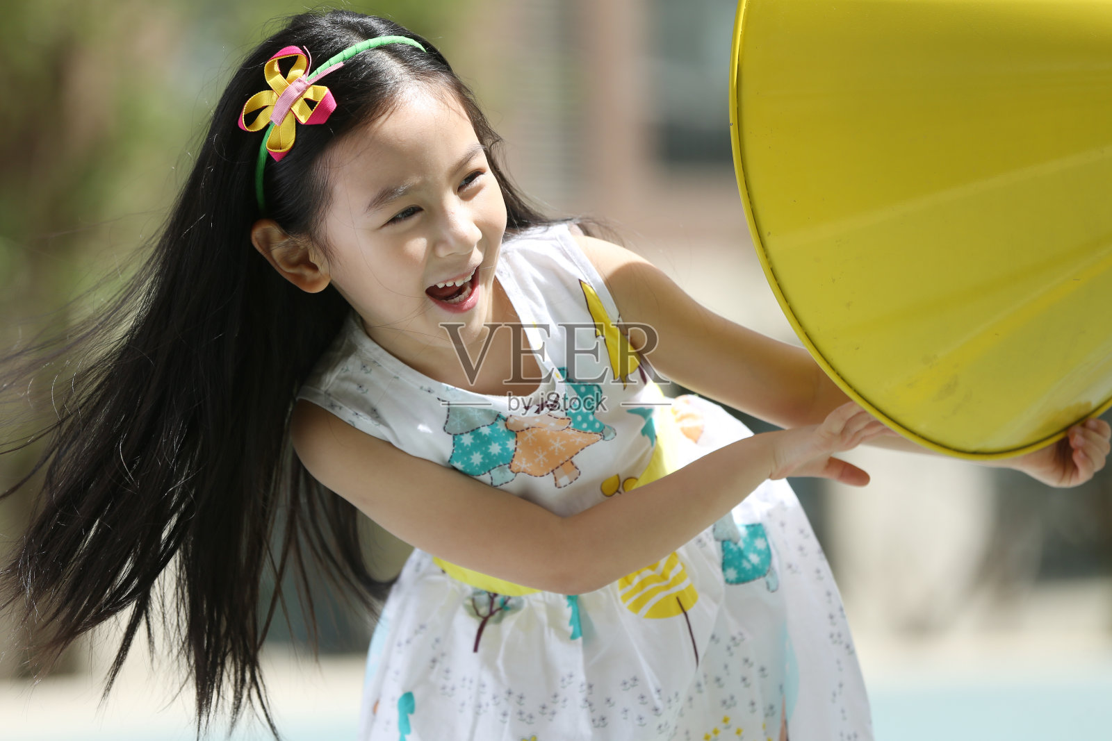 小女孩在户外玩耍照片摄影图片