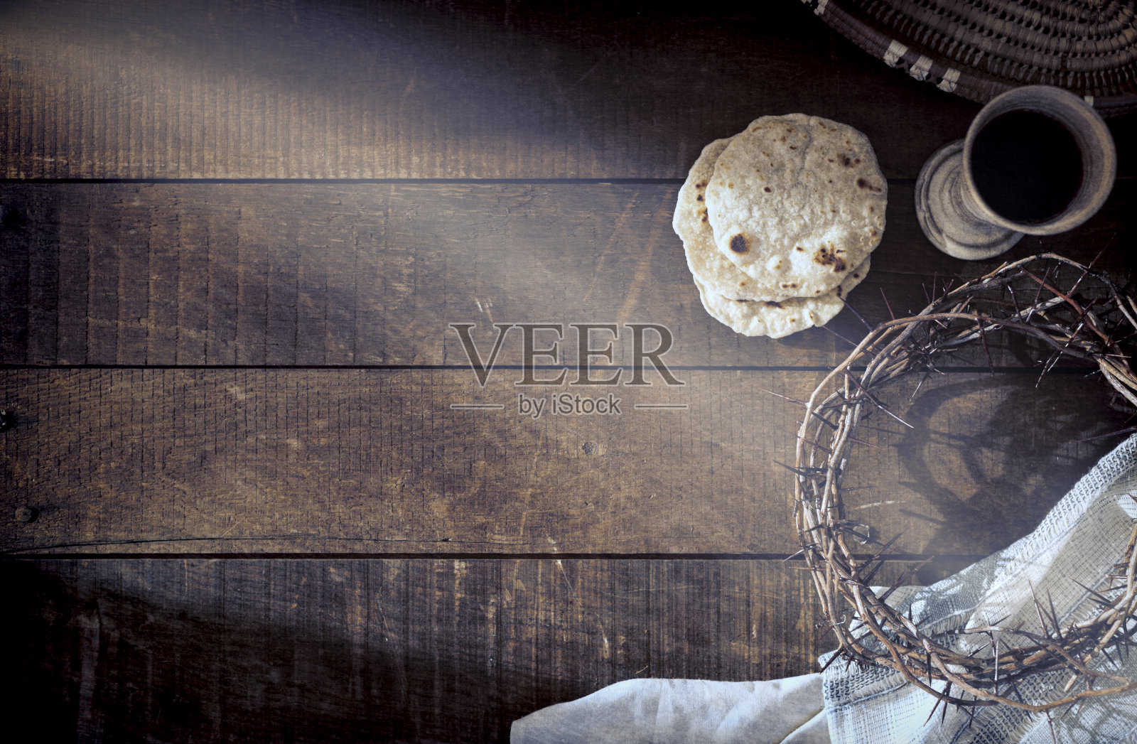 复活节最后的晚餐与荆棘王冠在老木头的背景照片摄影图片