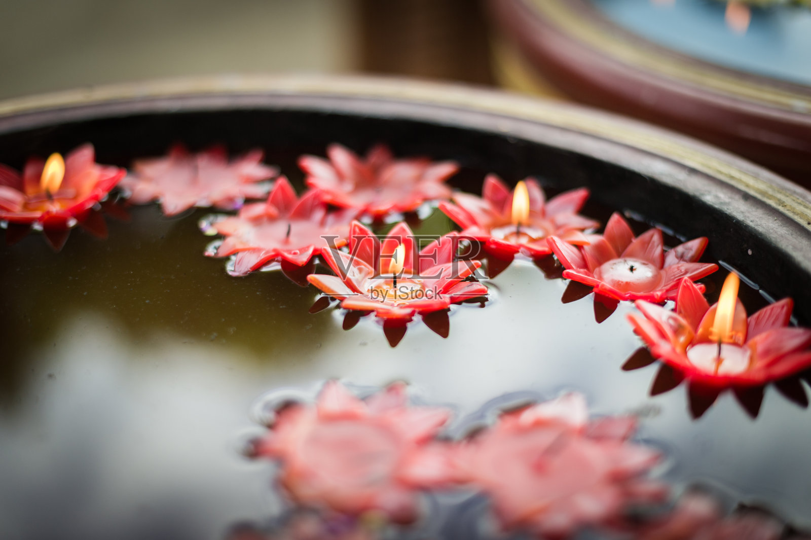 水盆风格与花烛，宗教佛教文化。照片摄影图片