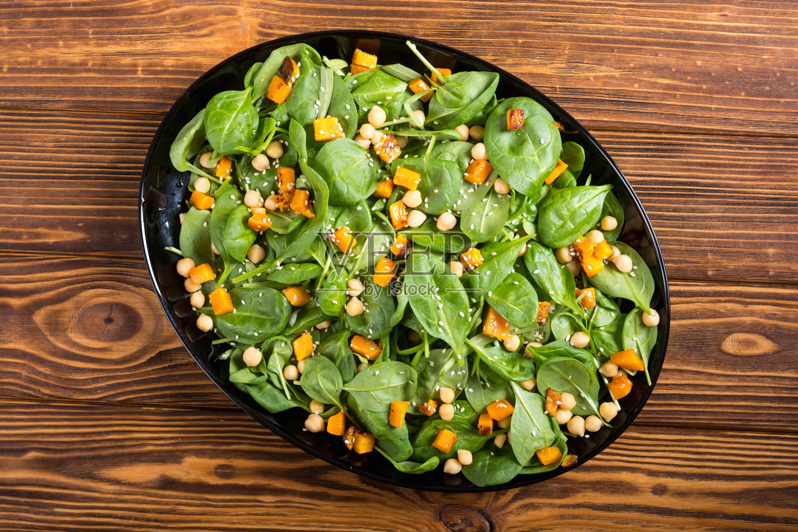 南瓜，菠菜，鹰嘴豆和芝麻的秋季沙拉照片摄影图片