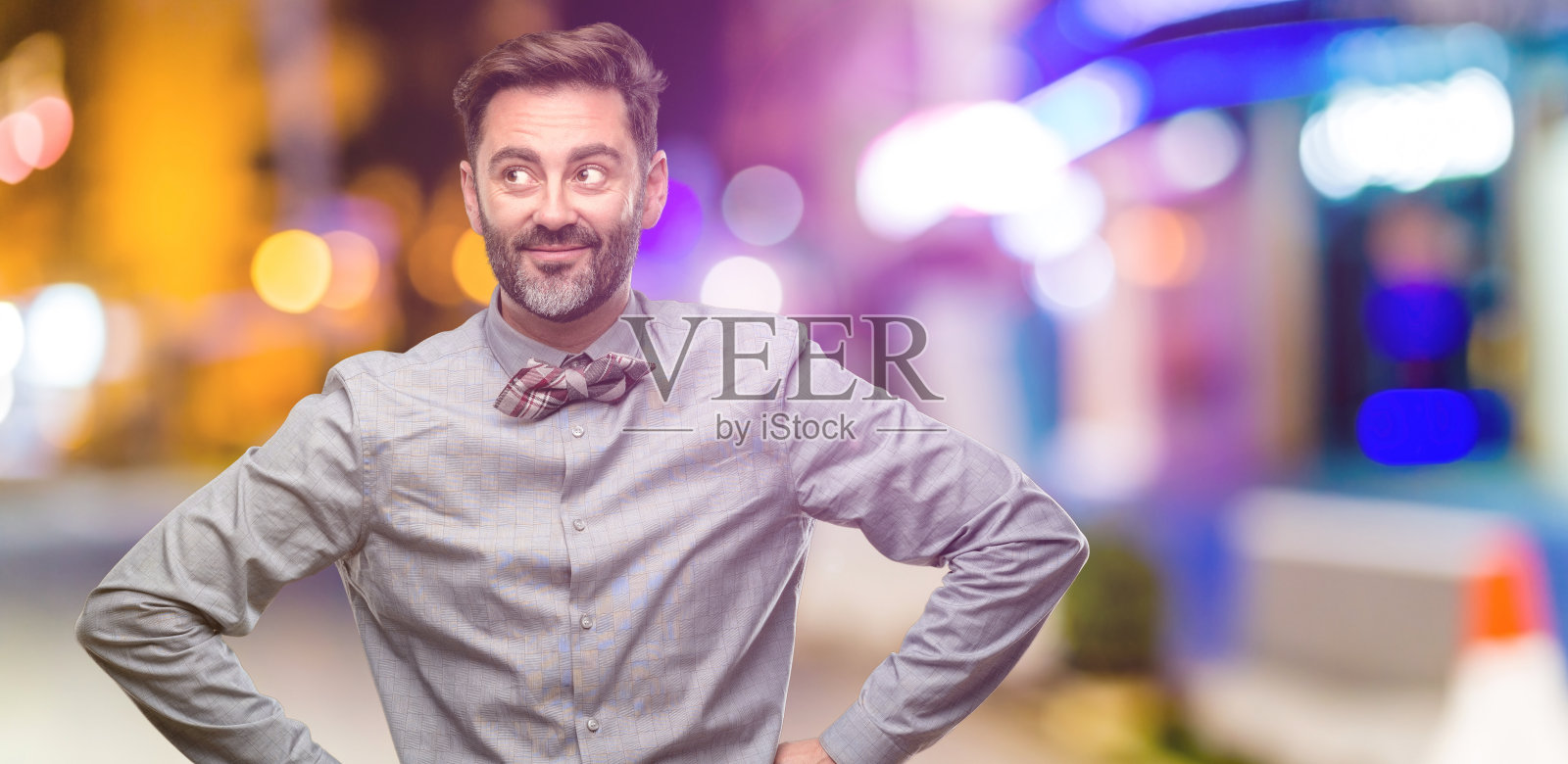 中年男子，留着胡子，打着领结，自信而快乐，笑得很自然照片摄影图片